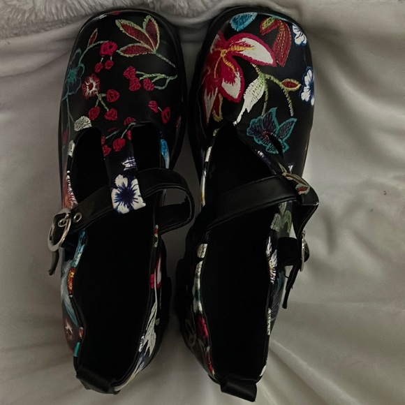 Mary Jane Painting Design - Picture 1 of 4